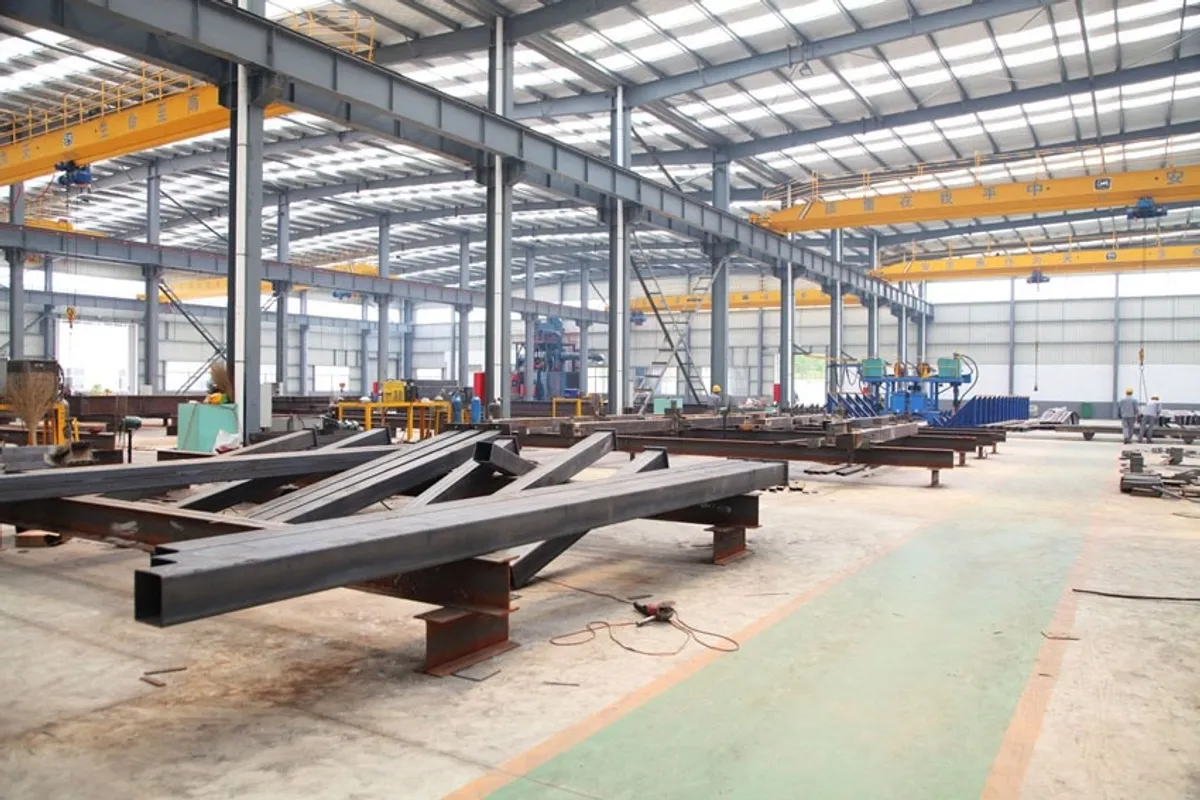 纳瓦公司金属结构制造与组装车间的内部视图，配备用于金属部件生产的先进工业机械。