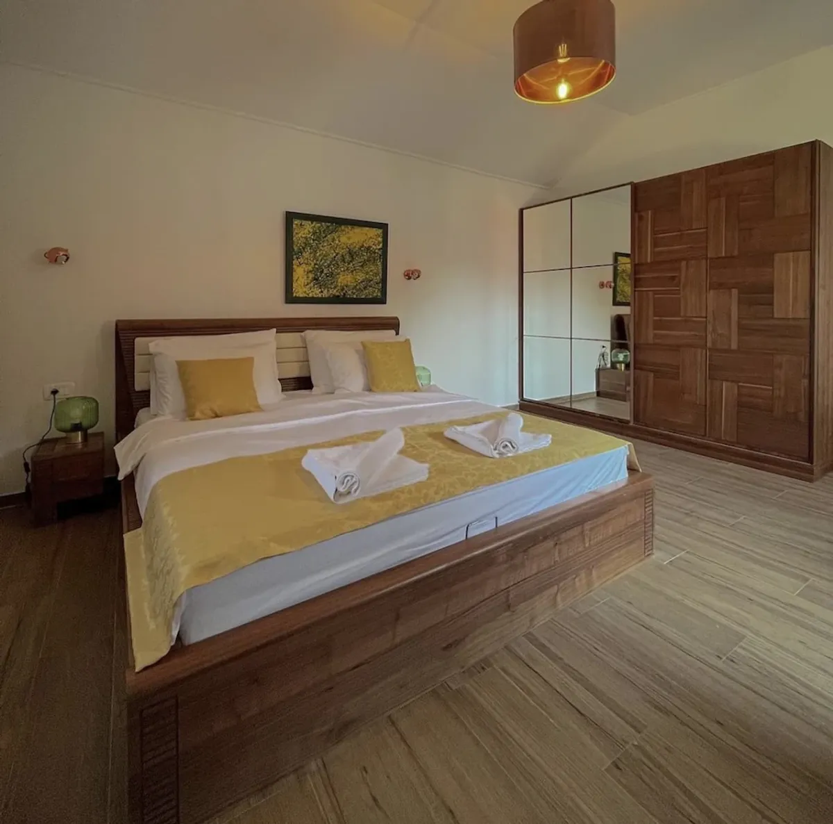 Kobra Home'dan eşsiz tasarıma sahip ahşap yatak odası takımı