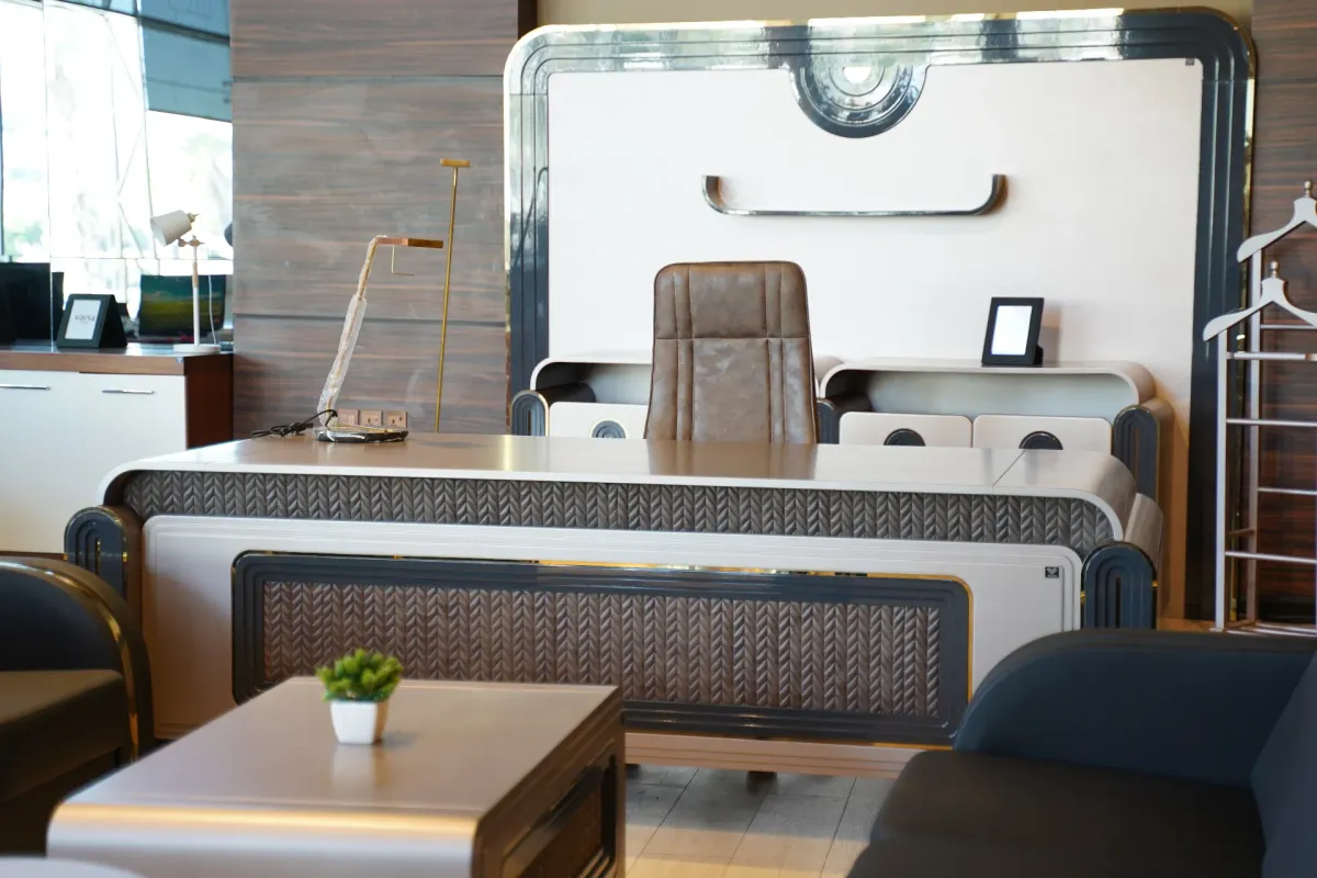 ڕێکخستنی کەلوپەل لە پێشانگای ڤانا