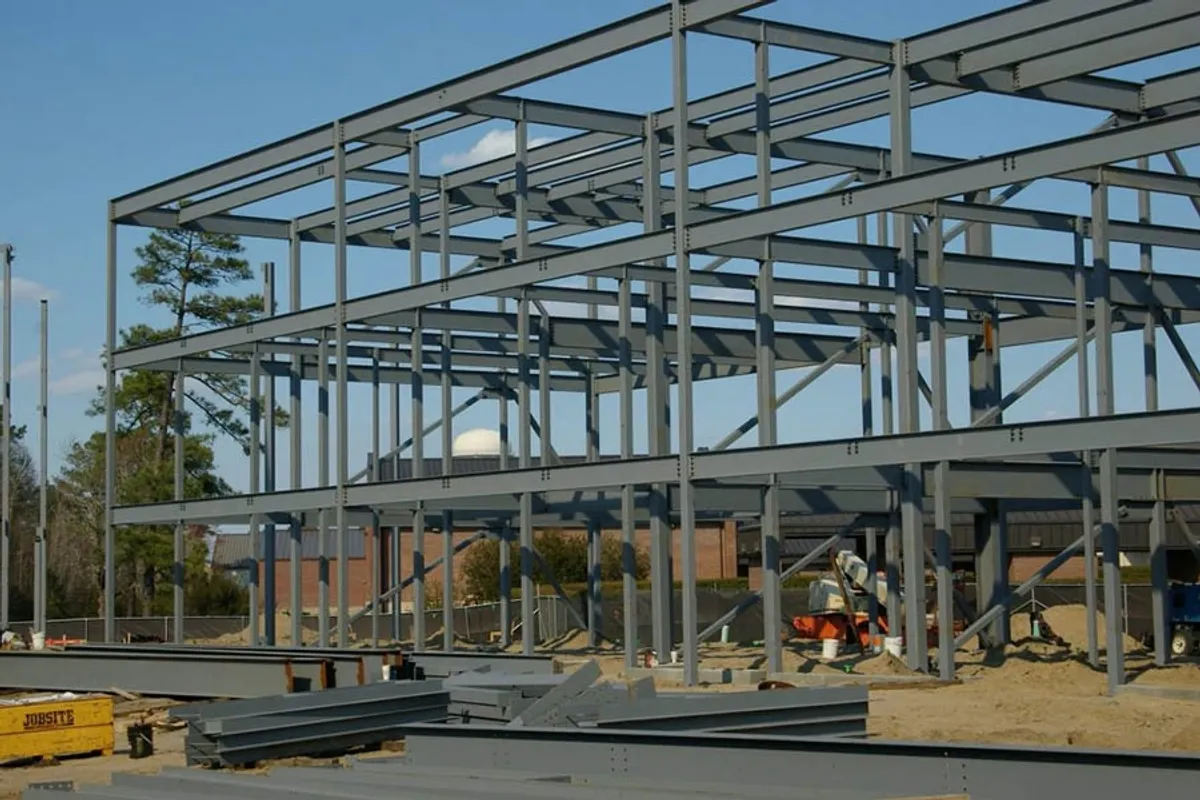 纳瓦公司工程团队在遵守安全和工程标准的前提下，建造工业建筑金属结构的早期阶段。