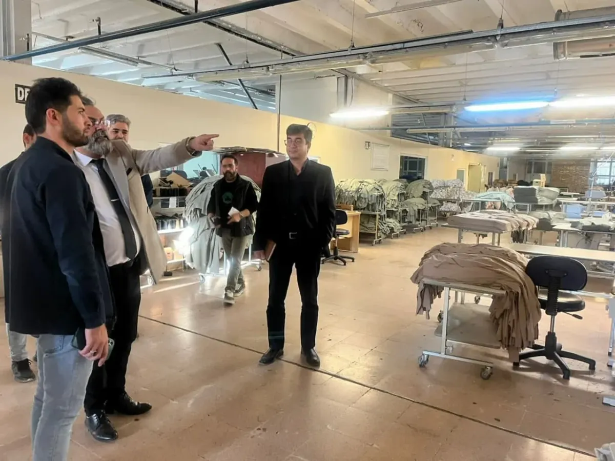 Команда по производительности в отделе одежды для повышения эффективности производства