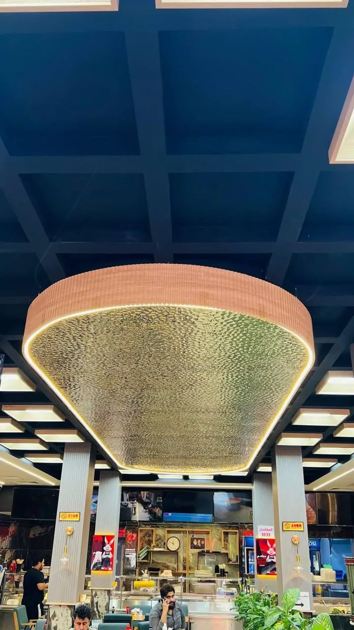 Bir restoran tavanını güzelleştirmek için varak altın kullanımı