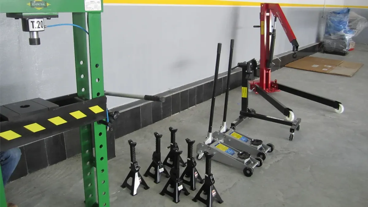 Hydraulic jack for vehicle repair and maintenance in professional garages