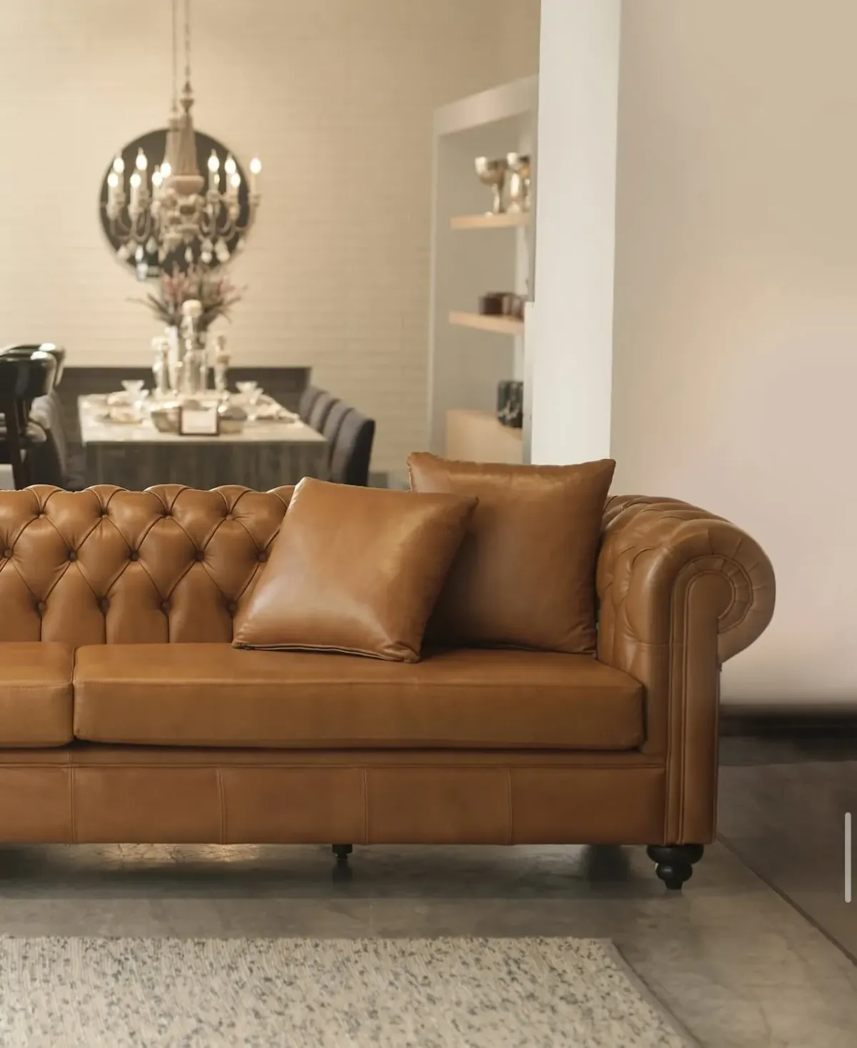 مۆبیلیاتی جوان بە پۆشینی چەرم