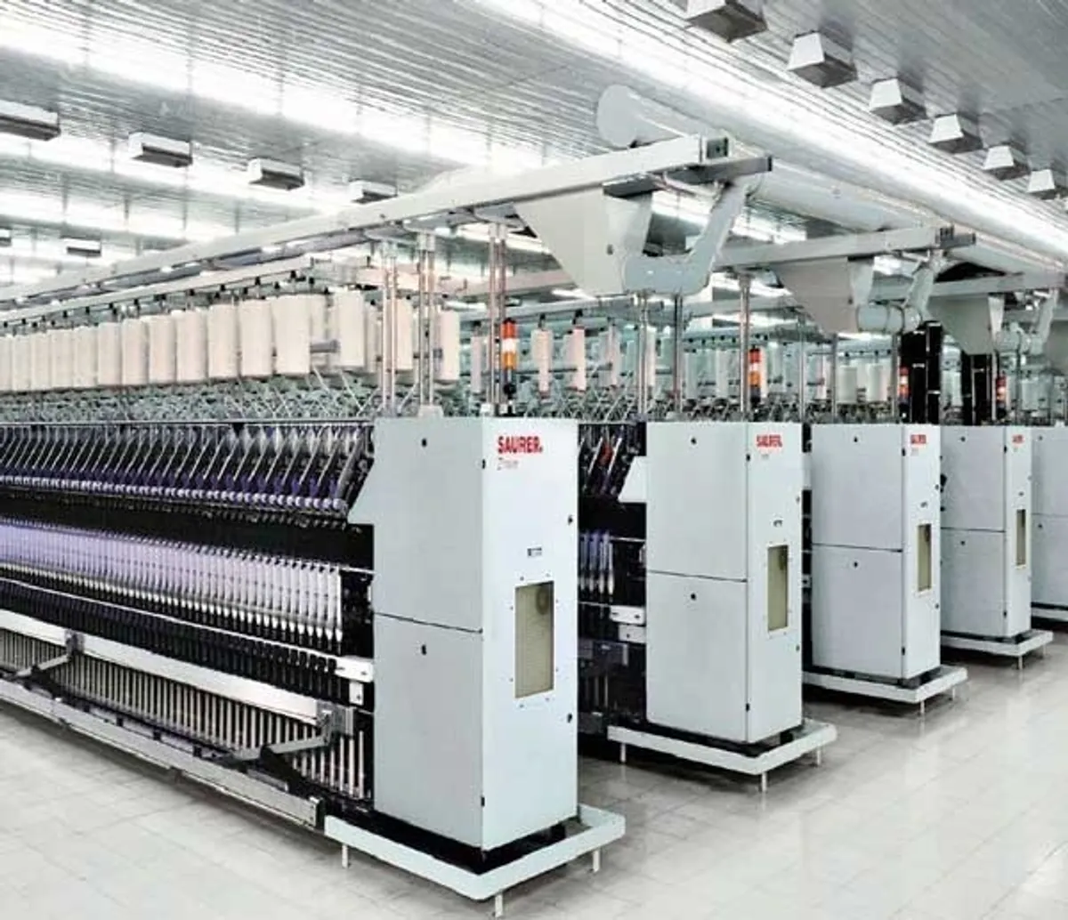 ستافێک کە پشکنینی قوماش دەکەن بۆ دڵنیایی کوالیتی