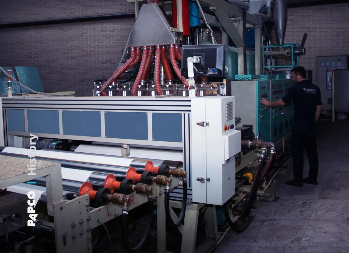 Papco çalışanları, baskı makinelerini kullanıyor