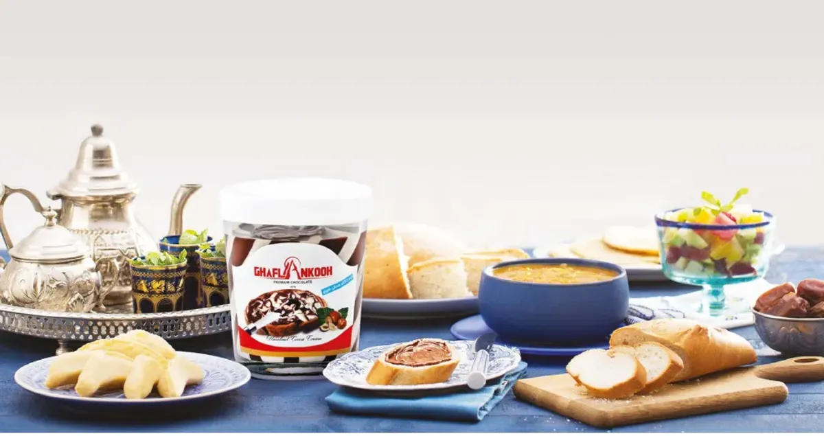 چیدمان صبحانه با شکلات صبحانه و نان تازه