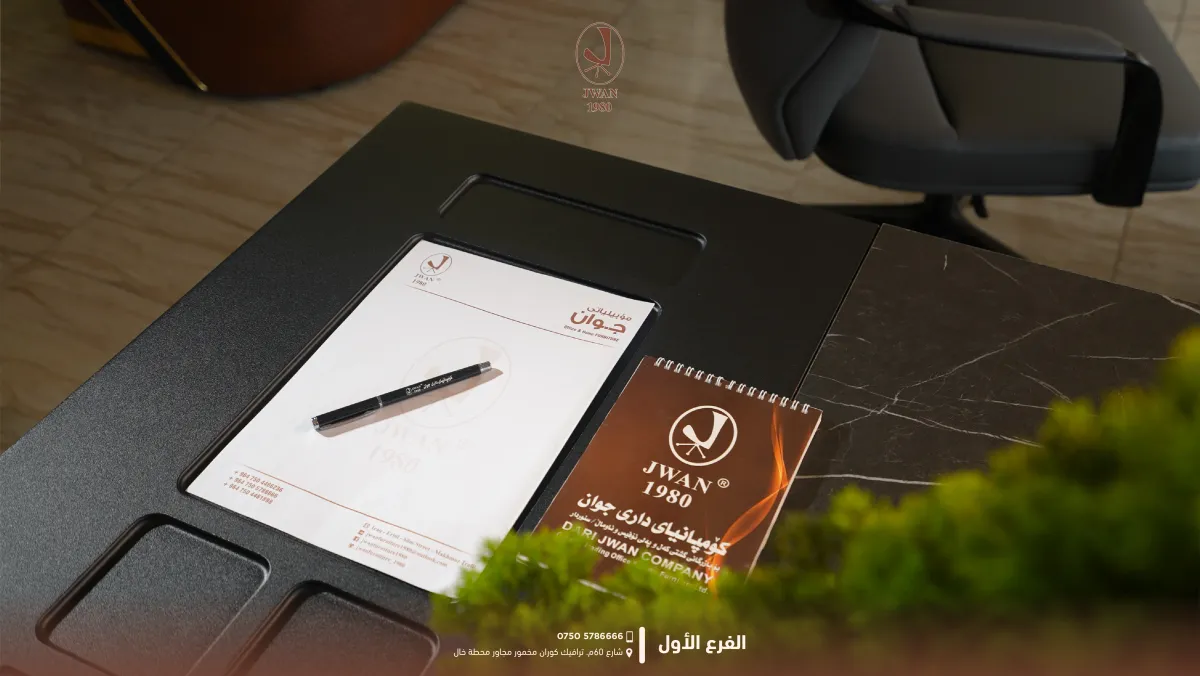 دەفتەر و پێنووسی ئۆفیس لەسەر مێزی کار