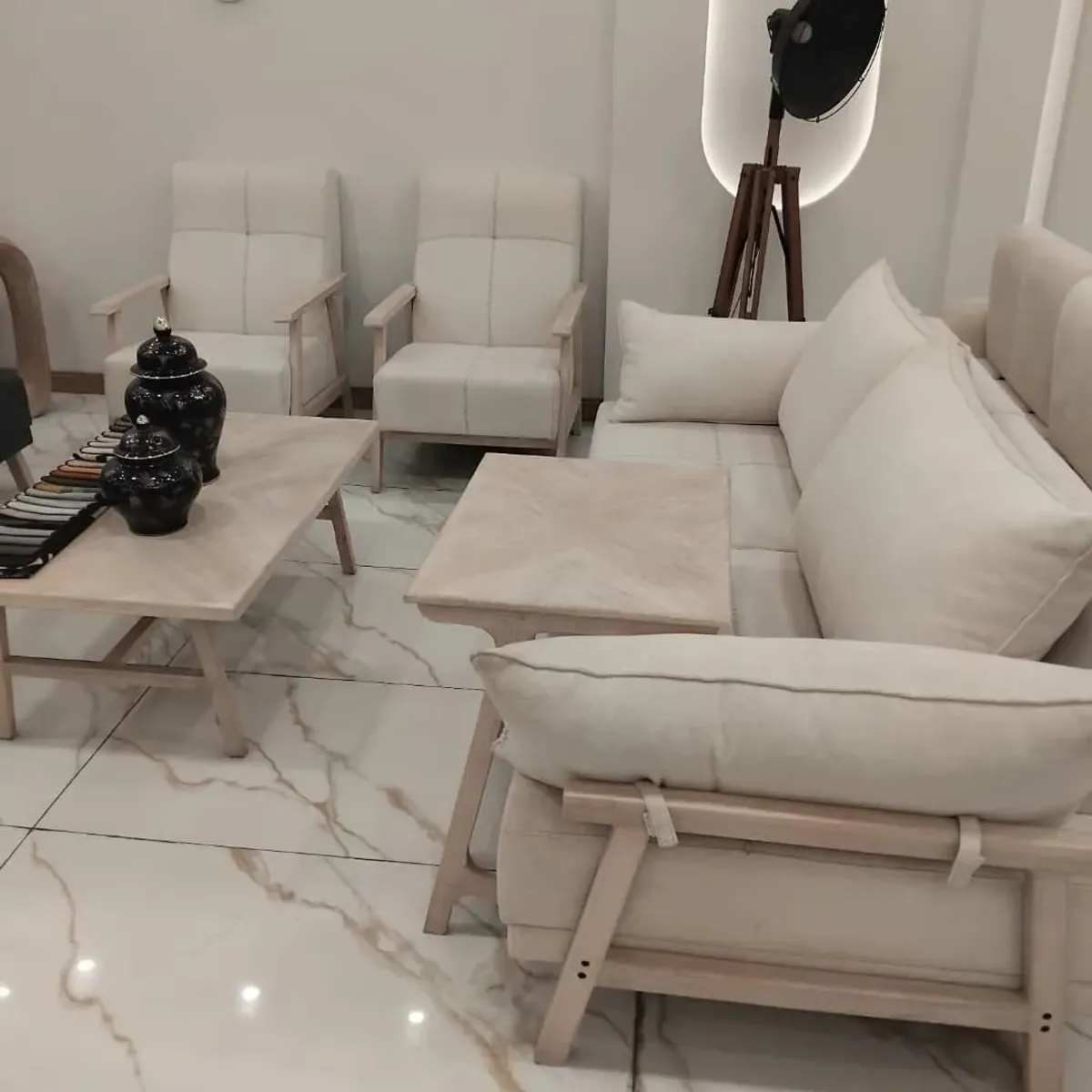 浅色软包沙发组合与咖啡桌，适合现代客厅