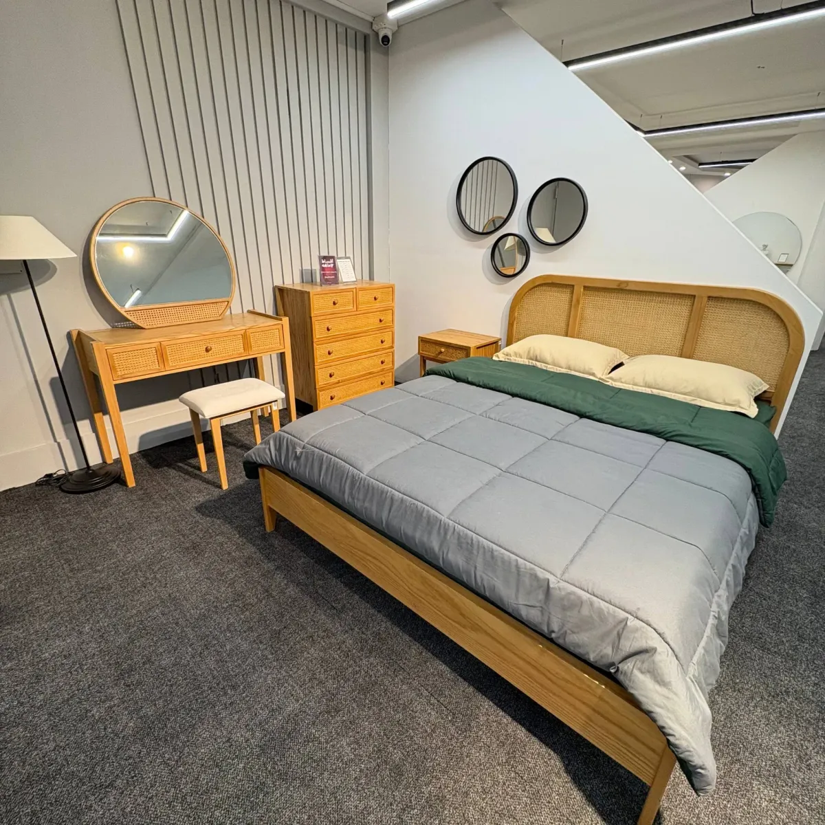 结合原木与浅色面料的时尚卧室套装设计