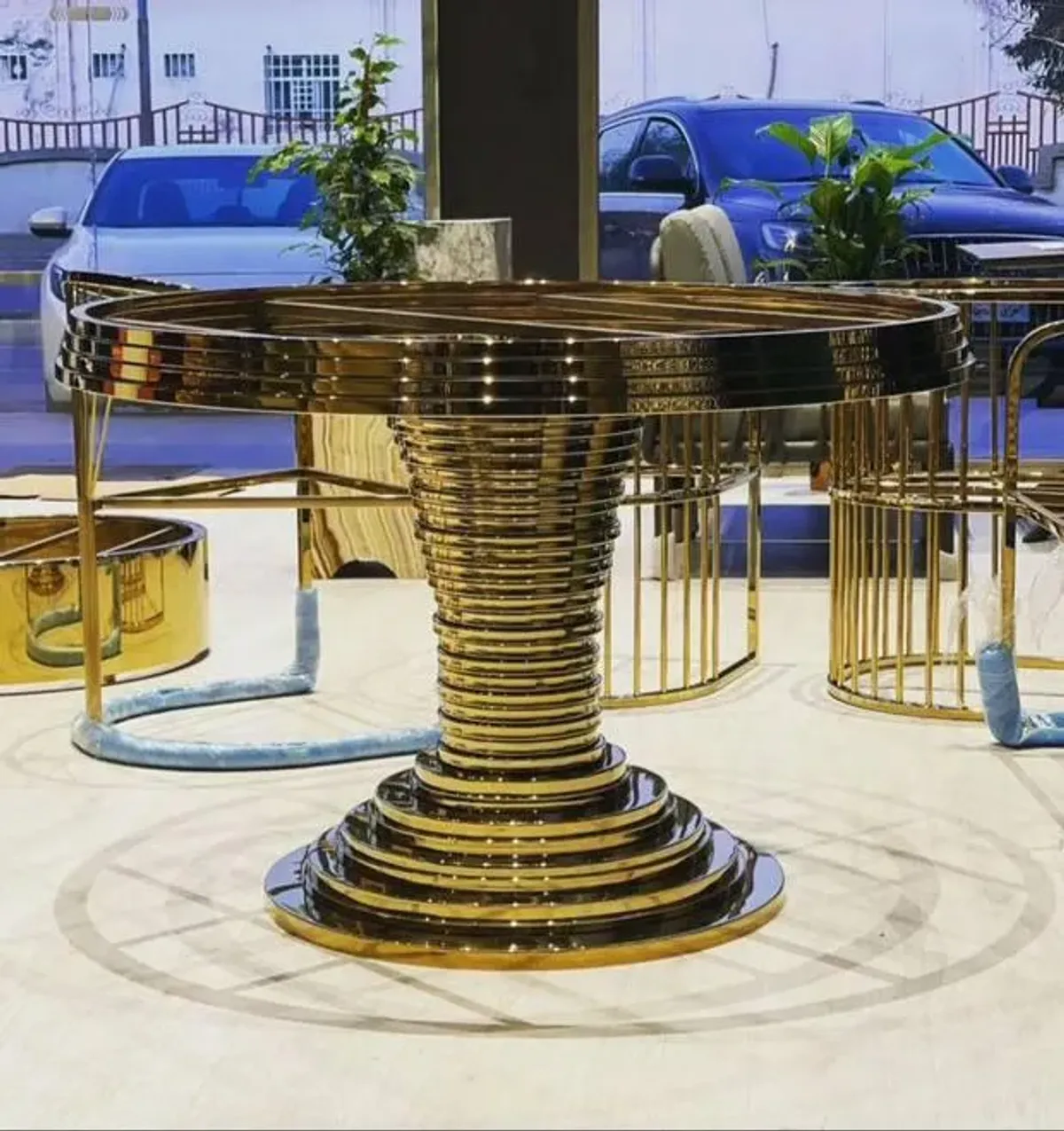 Bir masanın heykelsi ayak detaylarının fotoğrafı