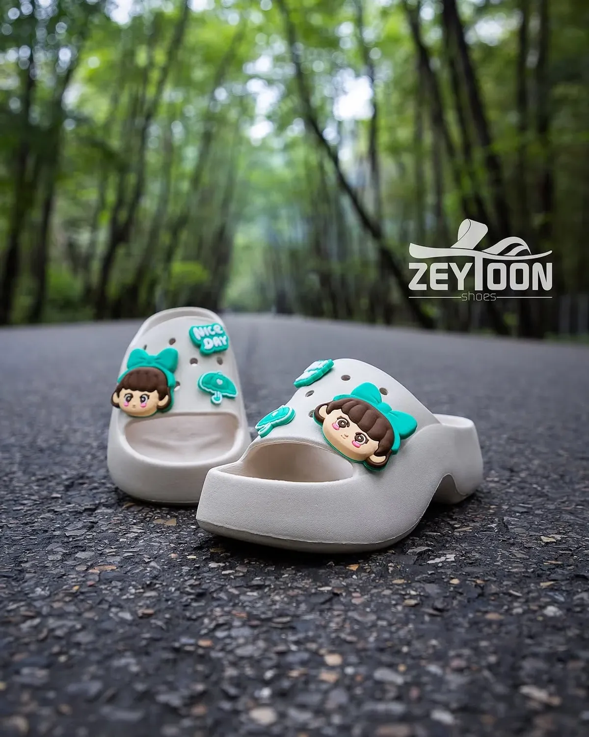 Bir orman yolunun ortasında terkedilmiş terlik, doğanın sessizliği ve kaybolan adımların izlerinin gözler önüne serildiği bir yer.