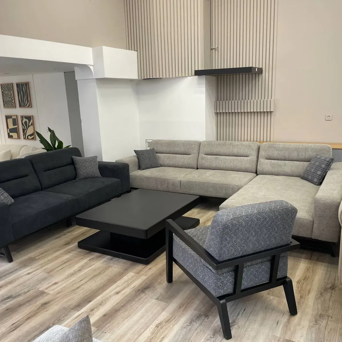 配有经典沙发和手工地毯的优雅接待区