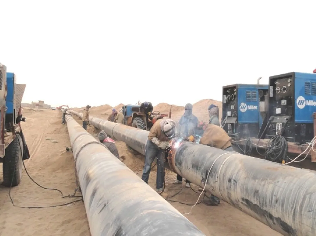 纳瓦公司工程团队在沙漠地区进行油气输送管道的焊接与安装；符合工业标准的专业施工。