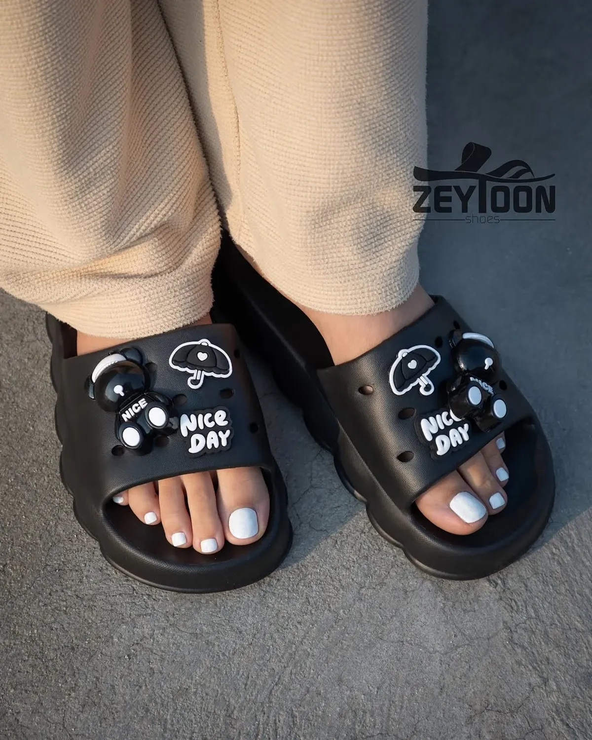 Siyah rahat terlikte ayak resmi, gayri resmi ortamlar ve açık hava için uygun. Basit ve şık tasarım, yaz aylarında daha fazla konfor sağlar.