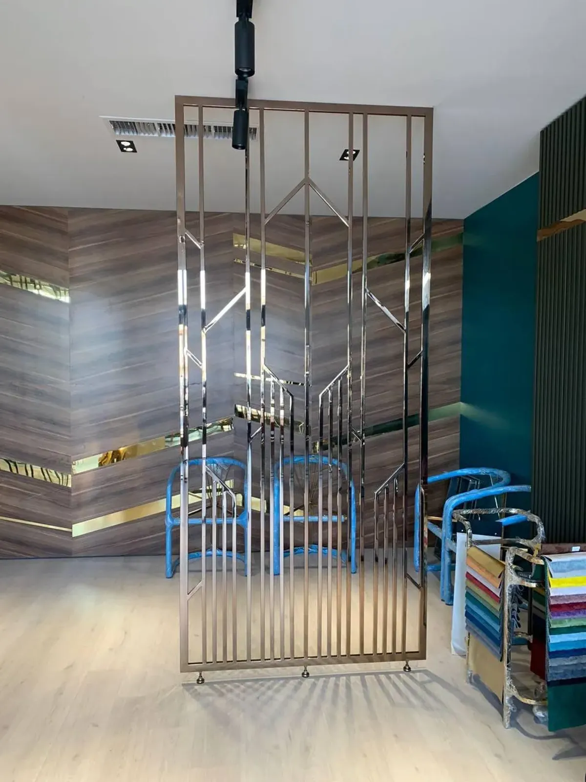 Eşsiz tasarımlı altın çelik sehpa