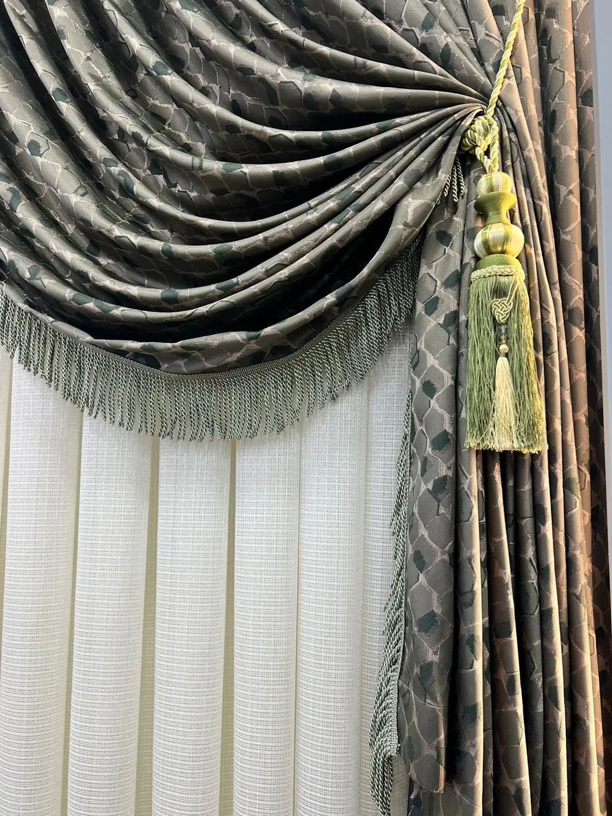 Dekoratif bir braçol ile iki katmanlı kruvaze perde