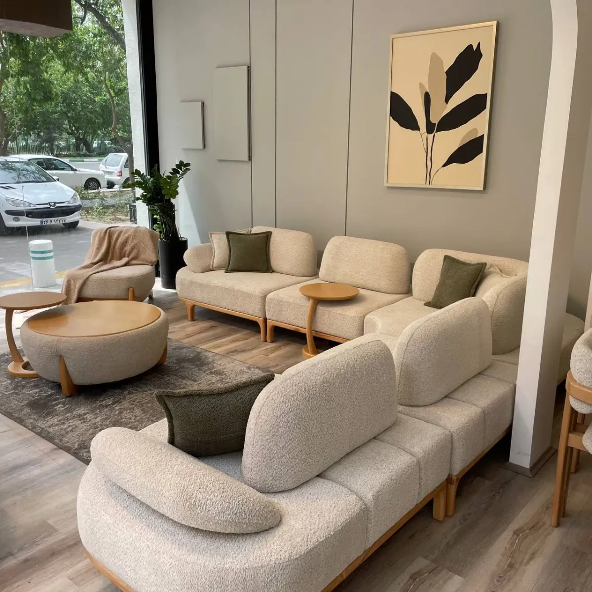 配有切斯特沙发与精致木制家具的豪华客厅