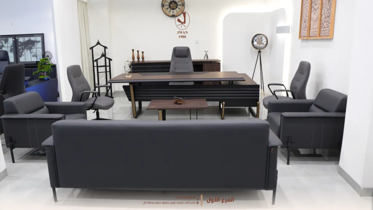 ئۆفیسی جێبەجێکاری لەگەڵ مێزی مۆدێرن و کۆنسۆڵی دارین