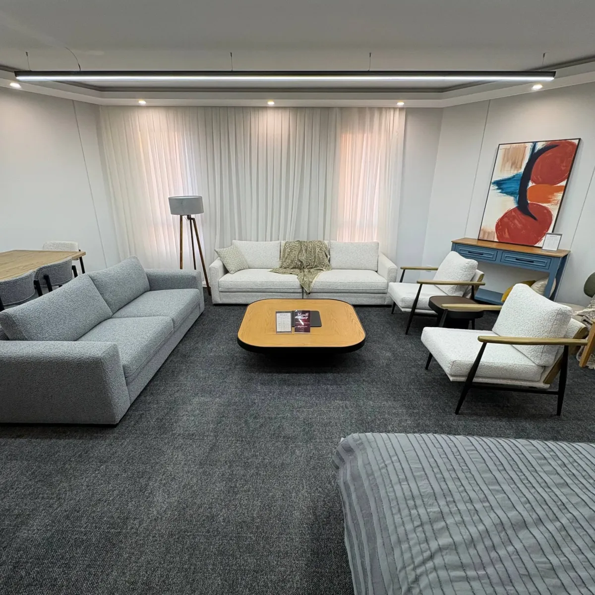 深浅家具搭配的豪华客厅