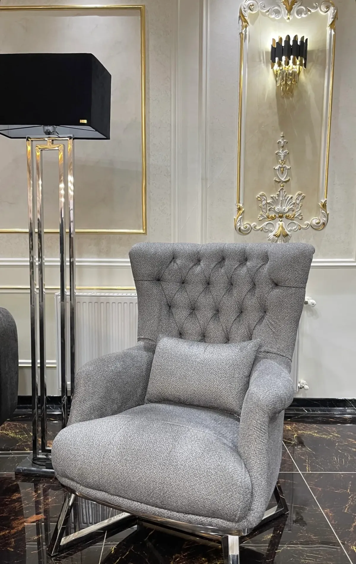 桌子、边几与沙发组合