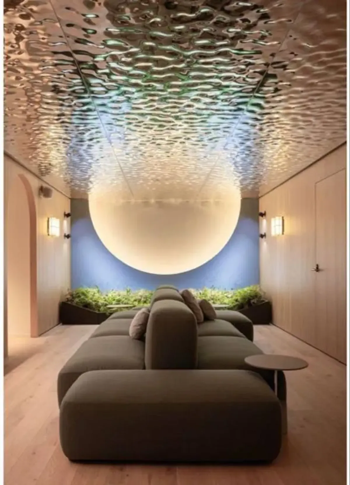 Merkezi bir eksen etrafında dekoratif altın ayaklı sehpa