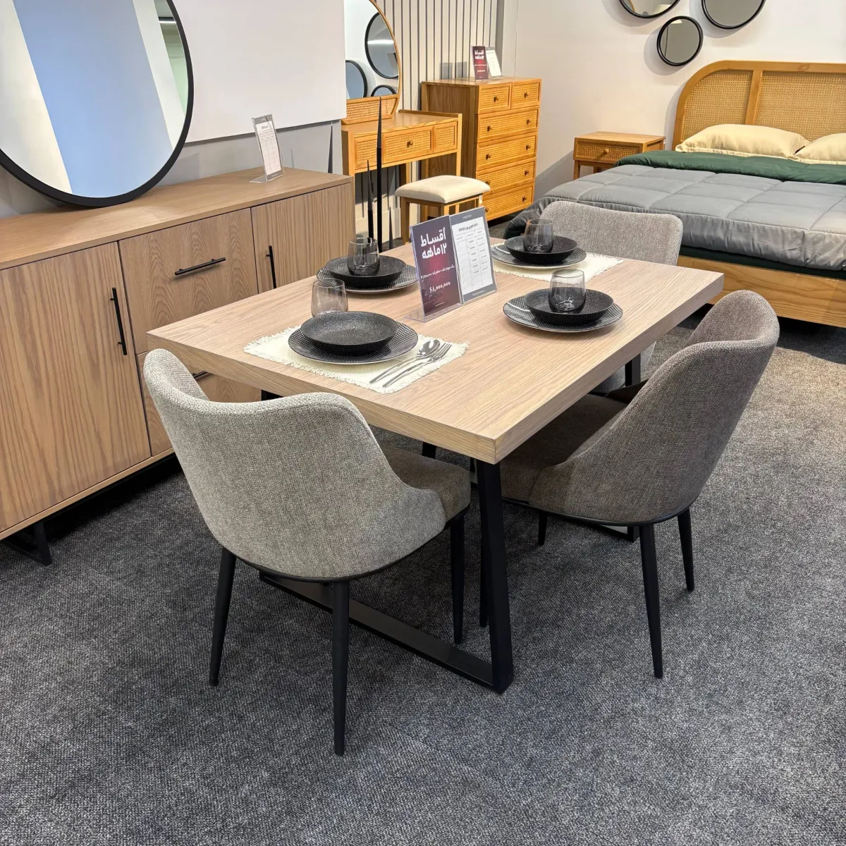 配有优雅经典家具的家庭起居空间