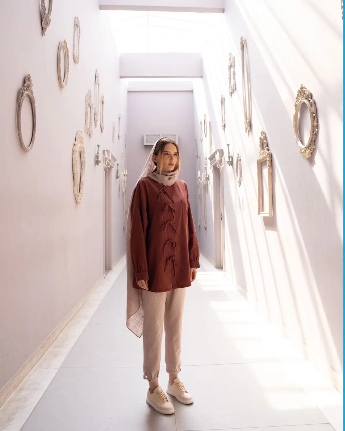 The Morning Mist Tunic in brick color, a chic and comfortable style for the cold seasons.