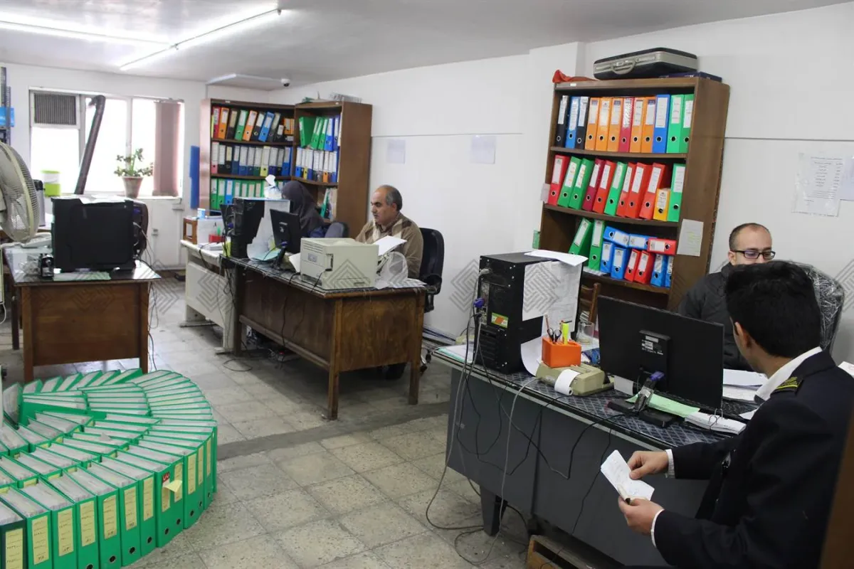 تیمی ژمێریاری وردبینی بەڵگەنامە داراییەکان دەکات لە کارگەکەدا