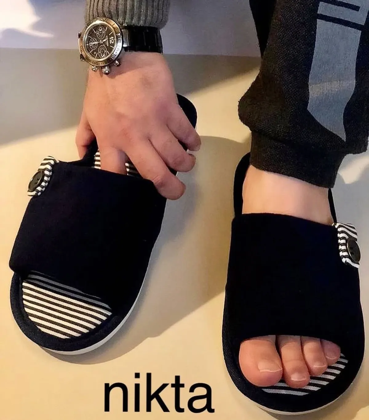 دمپایی مردانه پولیشی مشکی با طراحی ساده و شیک، مناسب برای استفاده روزمره. این دمپایی علاوه بر راحتی، ظاهری کلاسیک و جذاب به استایل شما می‌بخشد.