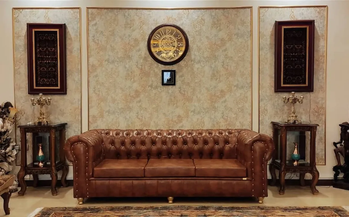 棕色三人切斯特沙发