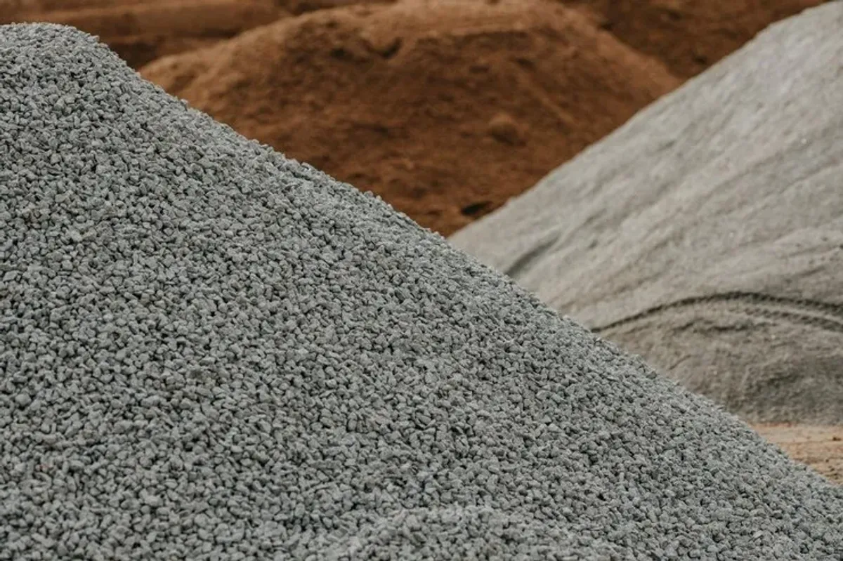 供应具有标准级配的碎石骨料，用于混凝土和道路建设 | 质量保证，交货迅速