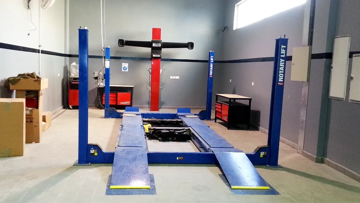 Advanced Rotary Lift Machine for Lifting Cars in Professional Workshops