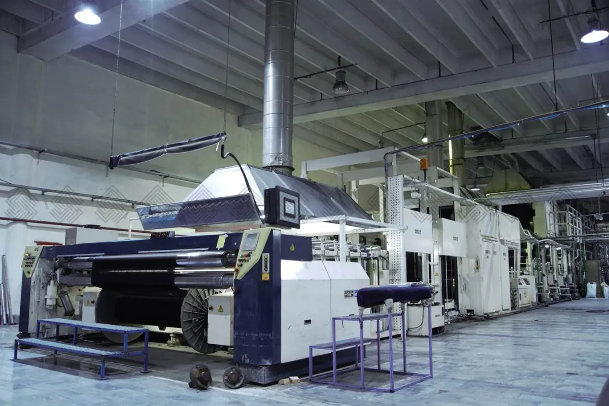 ئامێری وەرپینگ و تەواوکردن و بۆیاخکردنی ئیندیگۆ لە کاردایە