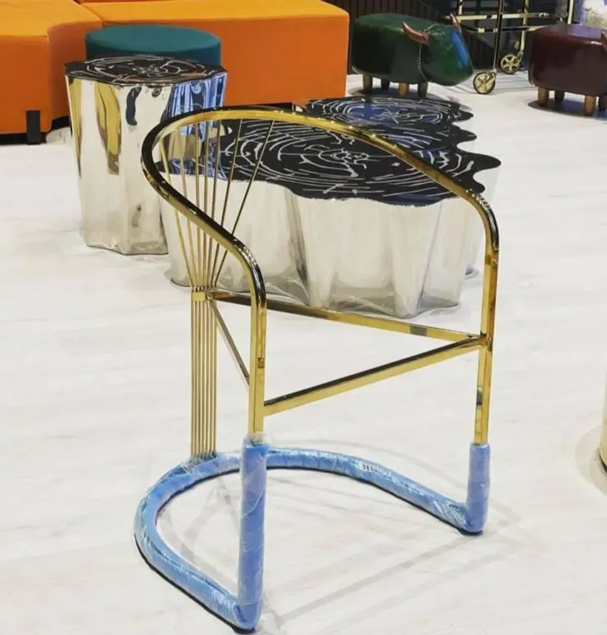 Lüks bir masa üzerindeki altın çeliğin ışıltısı