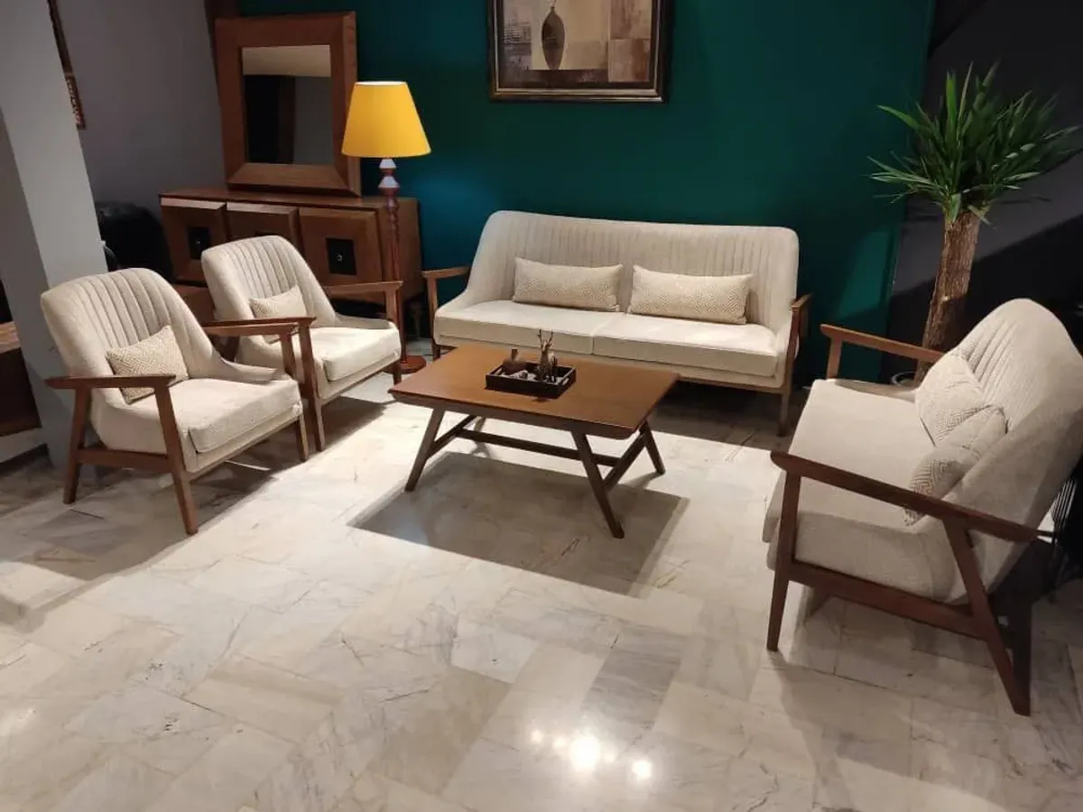 带木质椅腿与扶手的客厅家具，包括沙发与躺椅