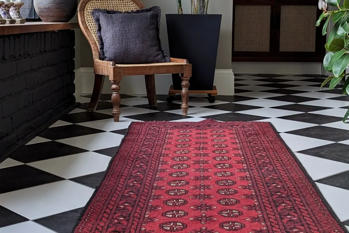 ما هي ألوان الأثاث التي تتناغم مع السجاد الأحمر؟