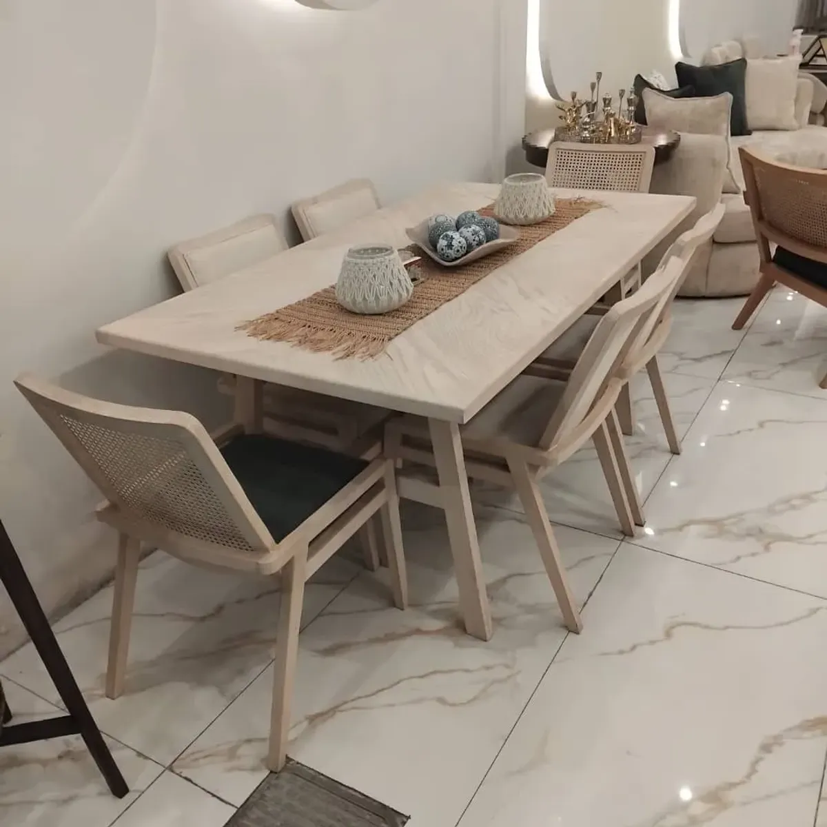 现代室内空间中的木质餐桌与编织座椅