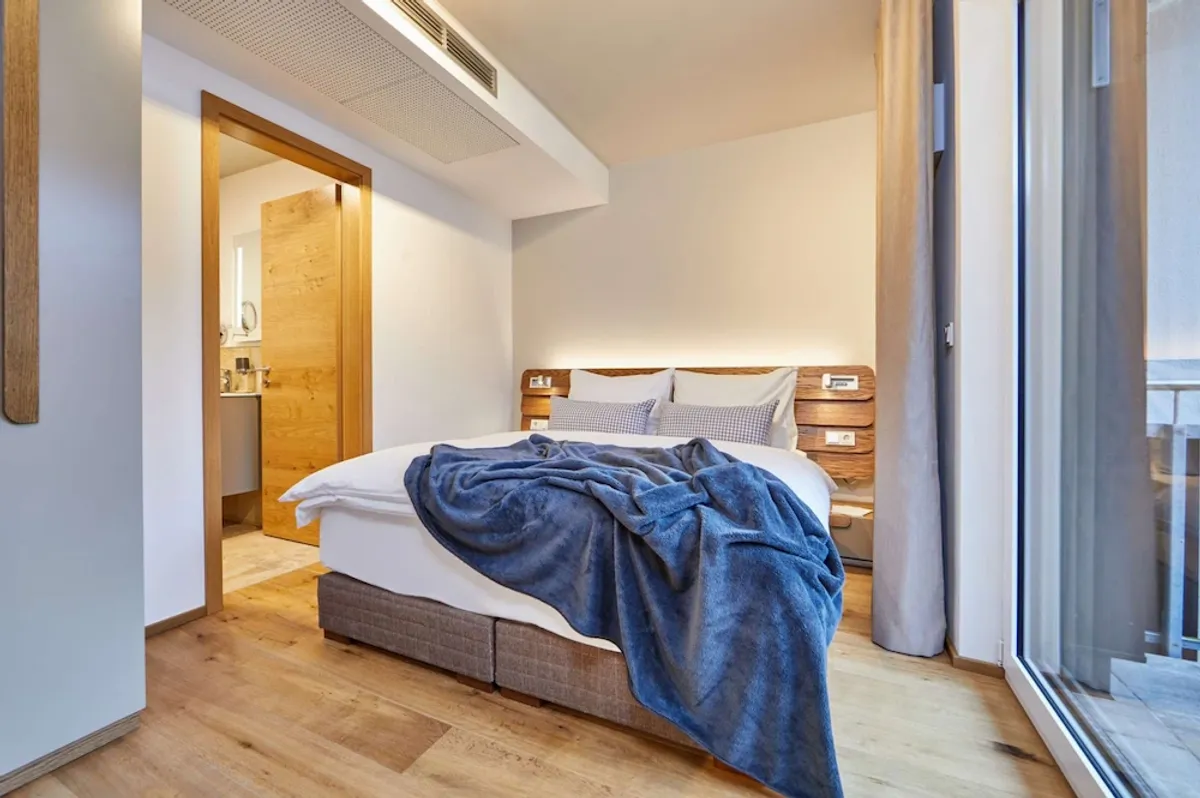 Kobra Home'dan çekici renklere sahip minimalist yatak odası takımı