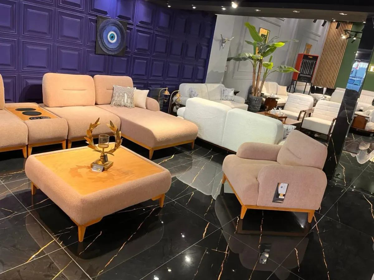 包含贵妃位、单椅与茶几的米色现代沙发组合