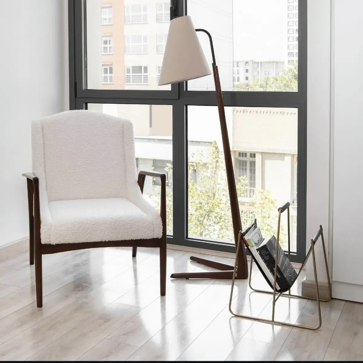 کورسییەکی جوان بە چرایەکی هاوتا، لەلایەن وود و ئارت هاوس