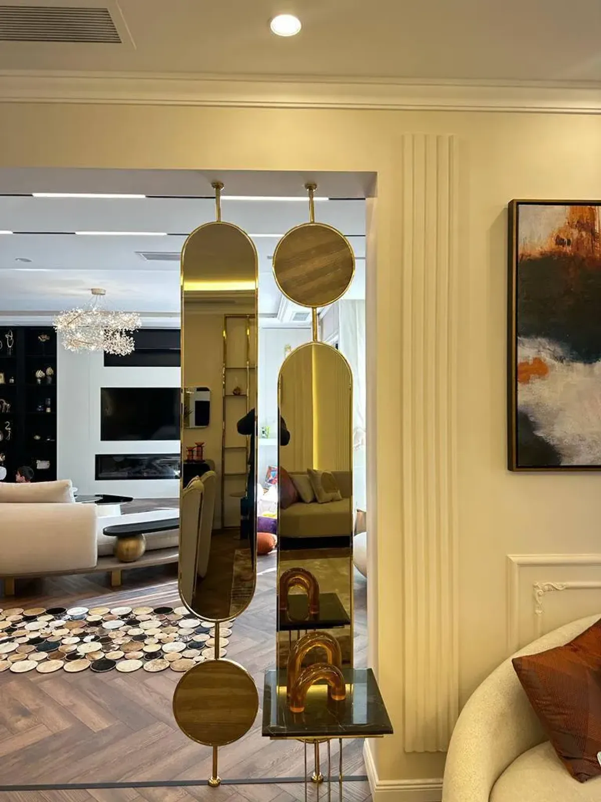 Lüks bir masa üzerindeki altın çeliğin ışıltısı