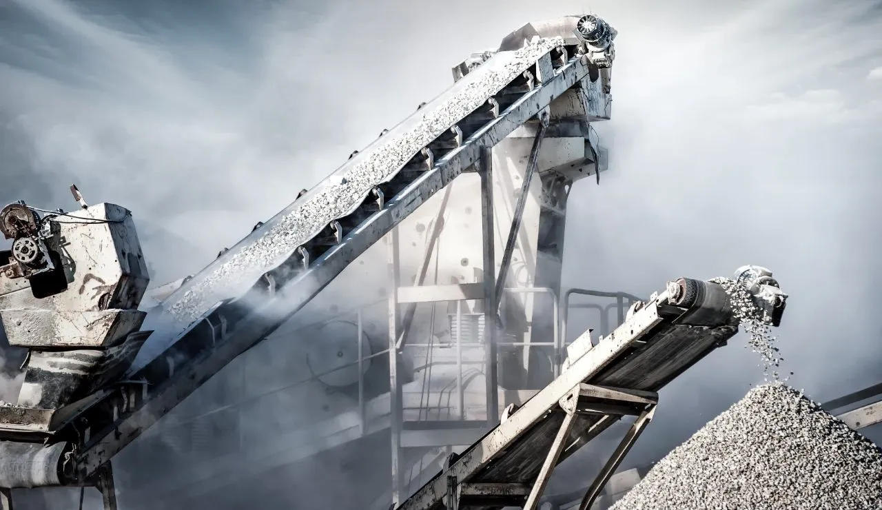 Raw material extraction and primary crushing