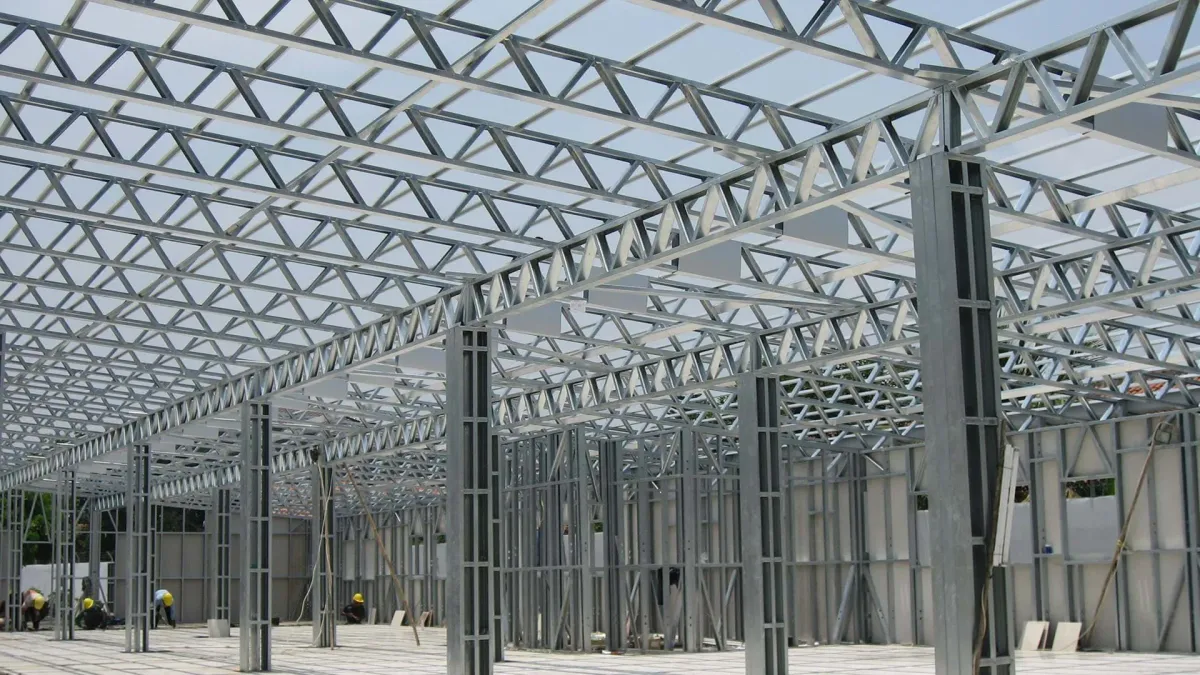 带有镀锌柱、梁和桁架托梁的厂房/工厂工业金属结构施工，正处于纳瓦集团安装和组装钢骨架的阶段。