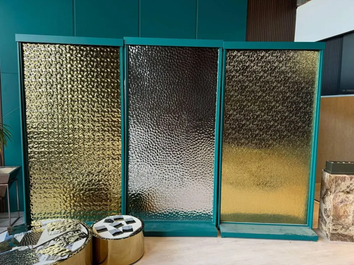 Lüks altın masa için endüstriyel fotoğraf çekim düzeni