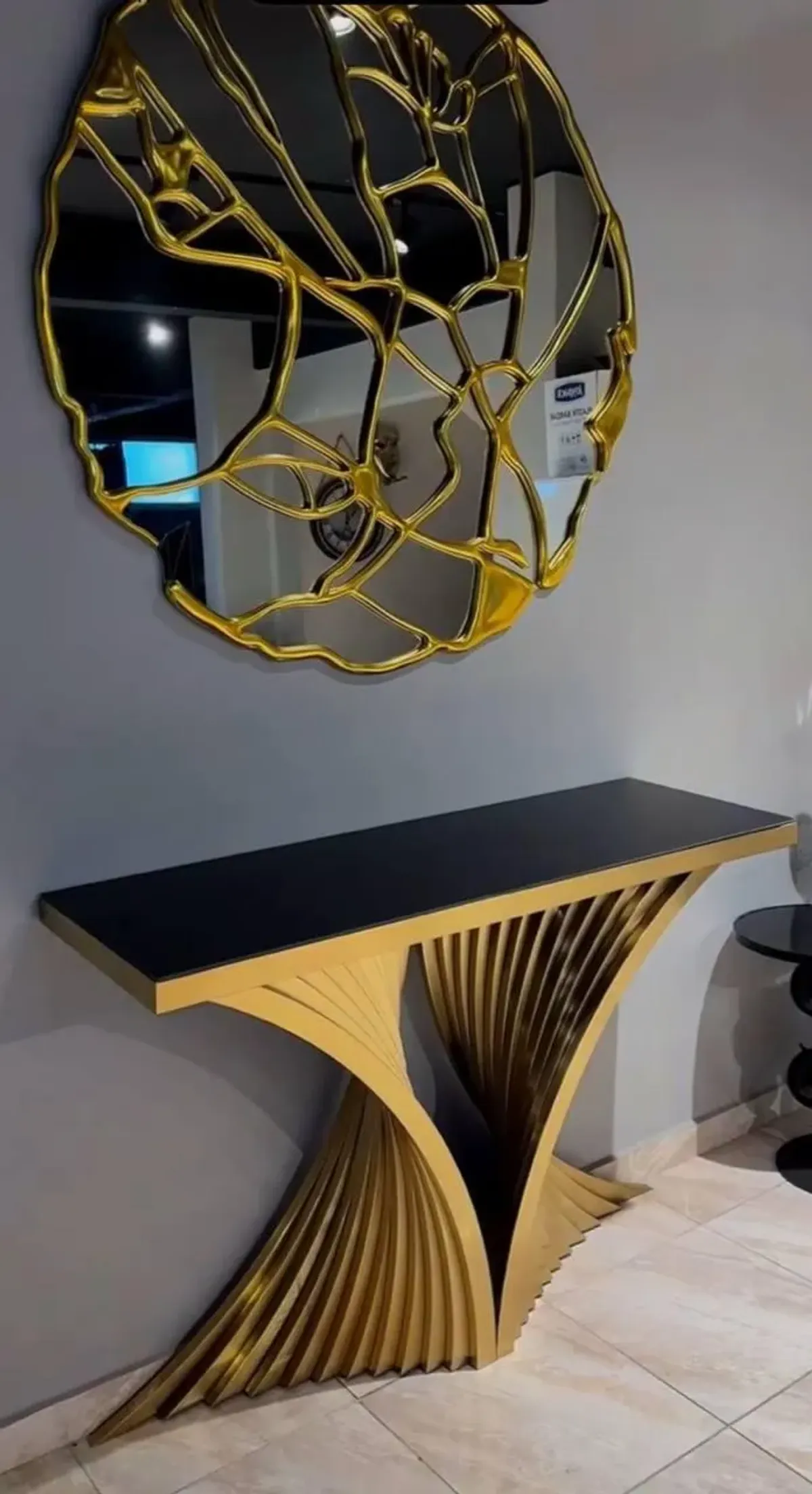 Minimal ve lüks altın masalı iç mekân dekoru