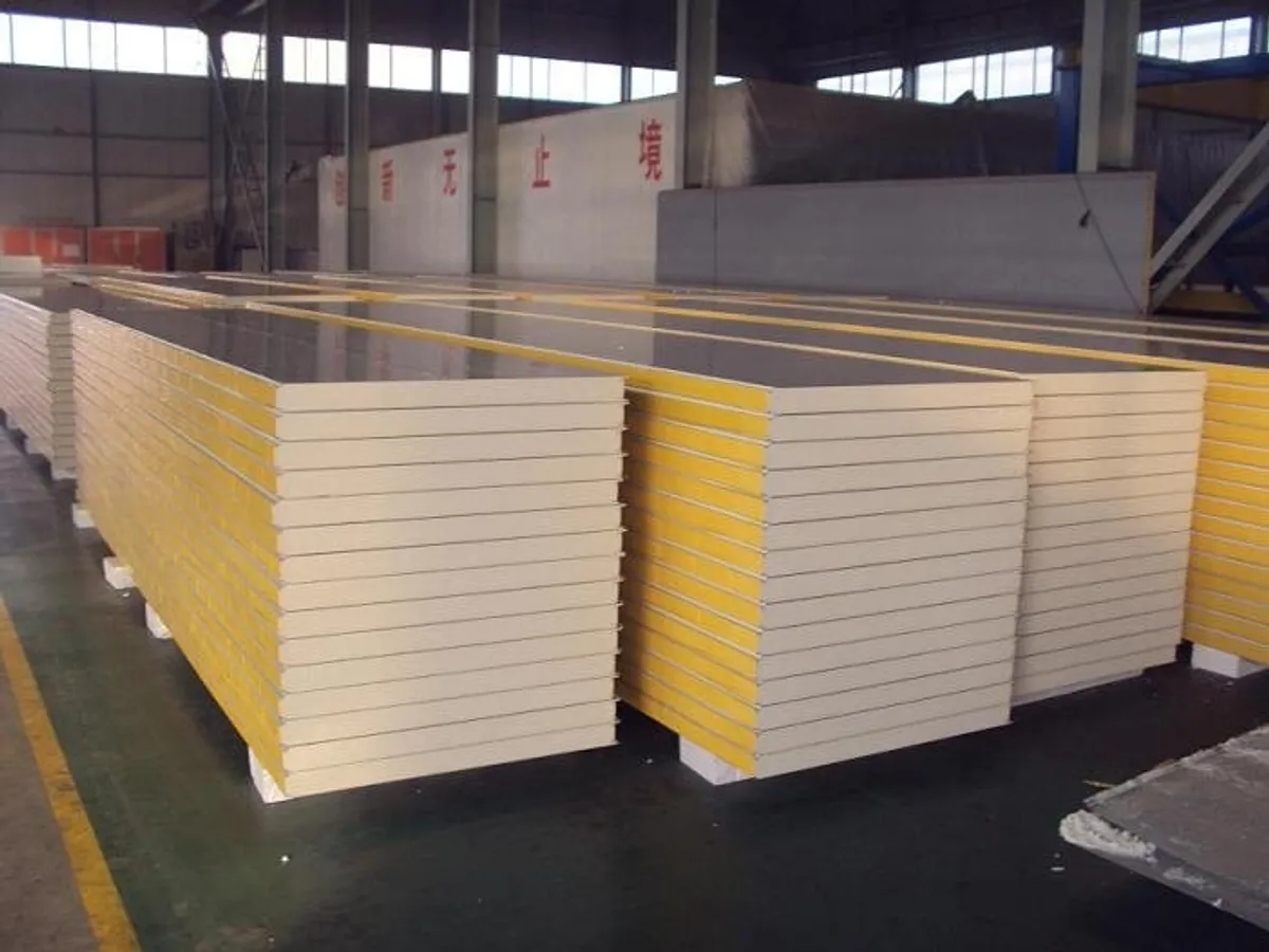 纳瓦公司工业车间生产的绝热板视图，适用于工业建筑和冷库。