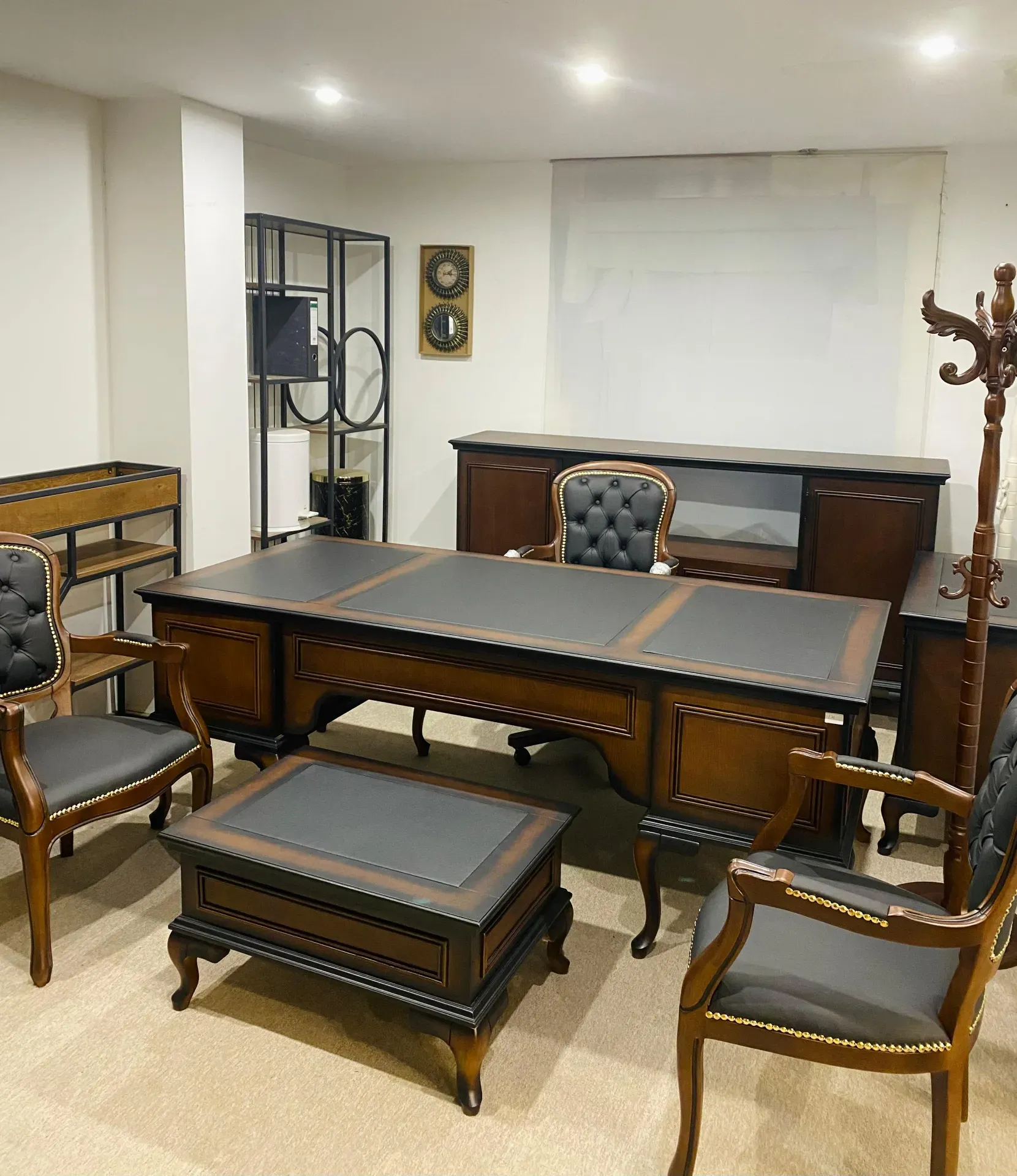 مێزی ئیداریی کلاسیکی لۆکانس