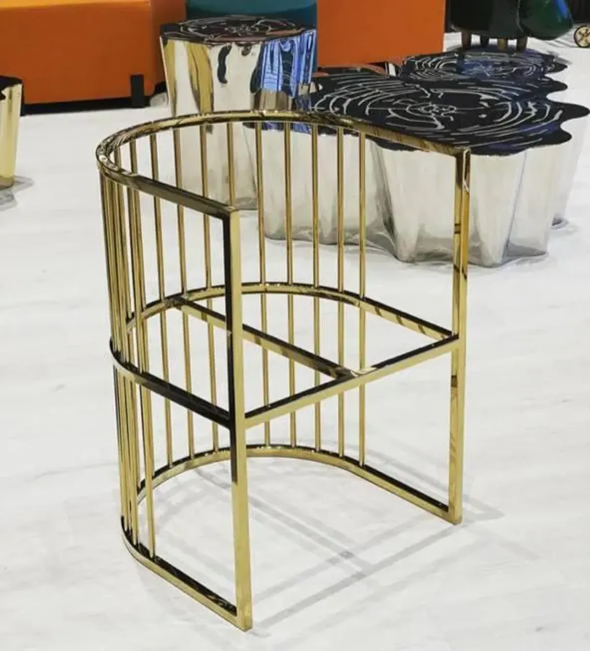 Masa tasarımında altın metal ve dairesel form kombinasyonu