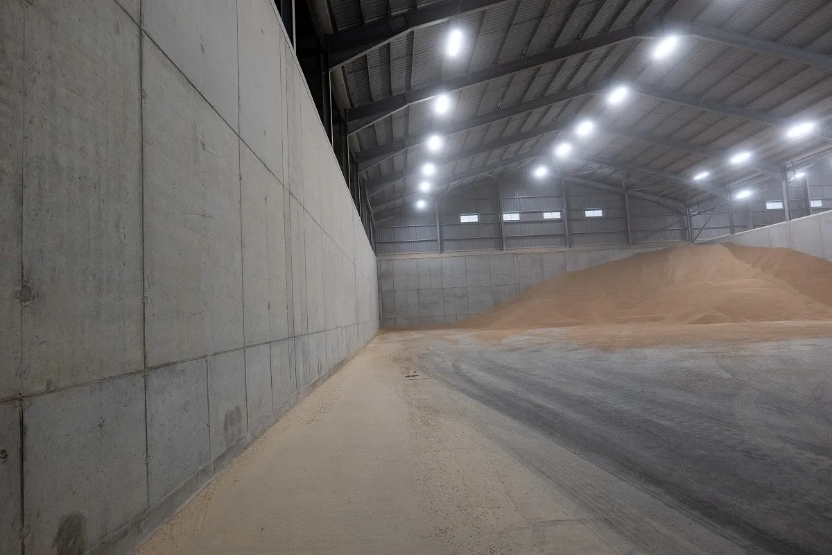 Silo veya şantiyede dökme çimento saklama